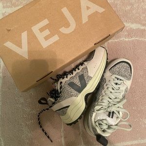 NWT Vejas